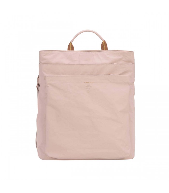 Mochila Tyve Lässig rosa de forma rectangular con textura efecto papel arrugado y una pequeña asa en la parte superior.