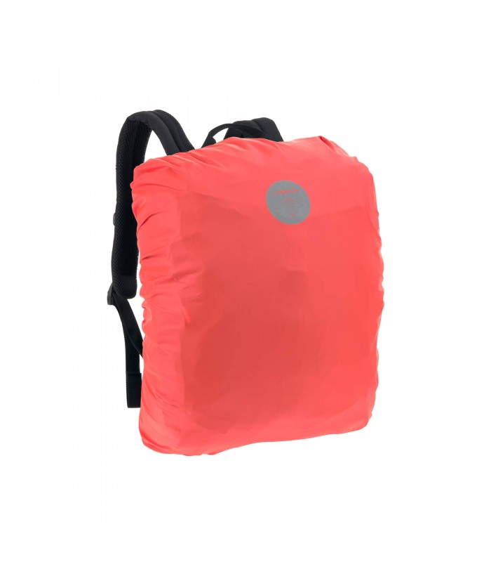 Mochila negra Lässig con funda impermeable color coral, correas oscuras y un pequeño parche circular gris al frente.