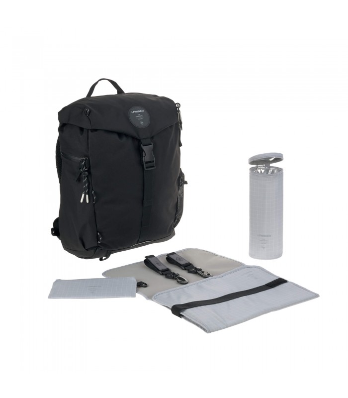 Mochila Lässig negra para exteriores con cierre de hebilla, incluye una botella de agua y un cambiador gris.