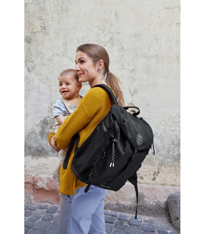 Mochila negra Lässig de estilo outdoor, fabricada en tela resistente con varios compartimentos y correas ajustables.