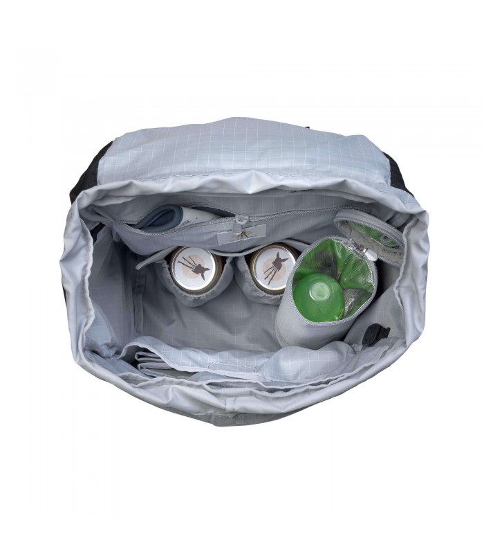 Vista interna de la mochila Lässig negra con forro gris, que guarda unas gafas y una botella de agua verde.