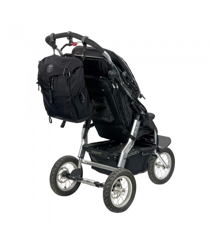 Mochila outdoor Lässig negra de tela resistente, colgada del manillar de un cochecito de bebé negro y plateado.