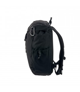 Mochila outdoor negra Lässig vista de perfil, con correas acolchadas, mosquetón lateral y tejido resistente.