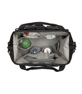 Interior de la mochila Goldie Up Lässig negra con forro gris claro y varios bolsillos para organizar accesorios de bebé.