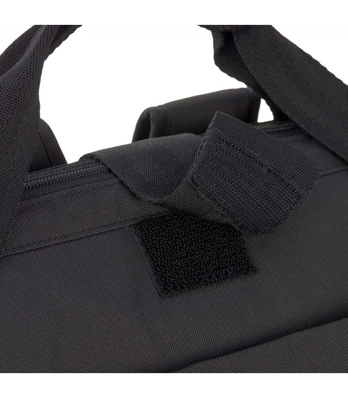 Mochila maternal Goldie Up Lässig negra con detalle de cierre de velcro y asas de tela resistente y duradera.