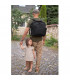 Mochila maternal Goldie Up Lässig negra, de diseño rectangular y tela resistente, con prácticos bolsillos exteriores.