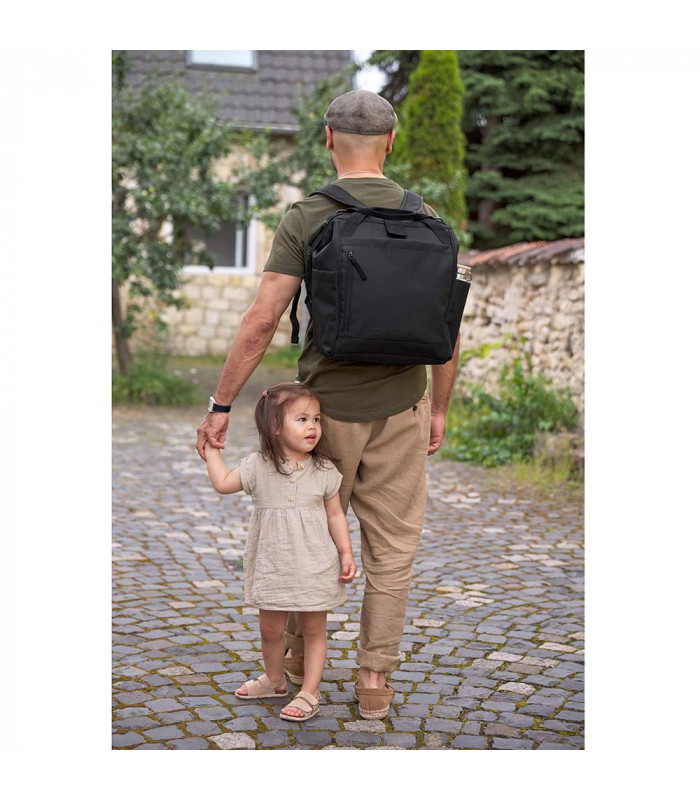 Mochila maternal Goldie Up Lässig negra, de diseño rectangular y tela resistente, con prácticos bolsillos exteriores.