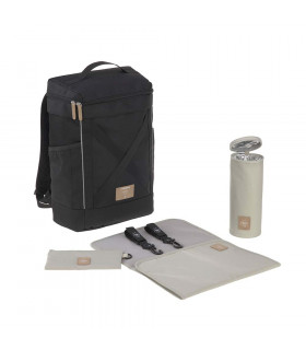 Mochila Lässig negra rectangular de tela resistente con cambiador, portabiberones térmico y ganchos en color beige.