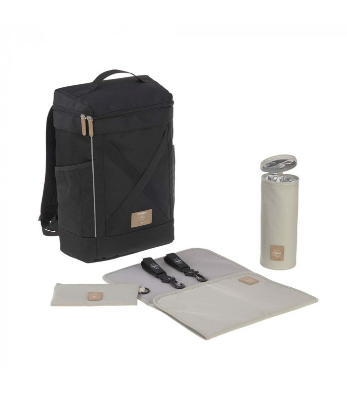 Mochila Lässig negra rectangular de tela resistente con cambiador, portabiberones térmico y ganchos en color beige.