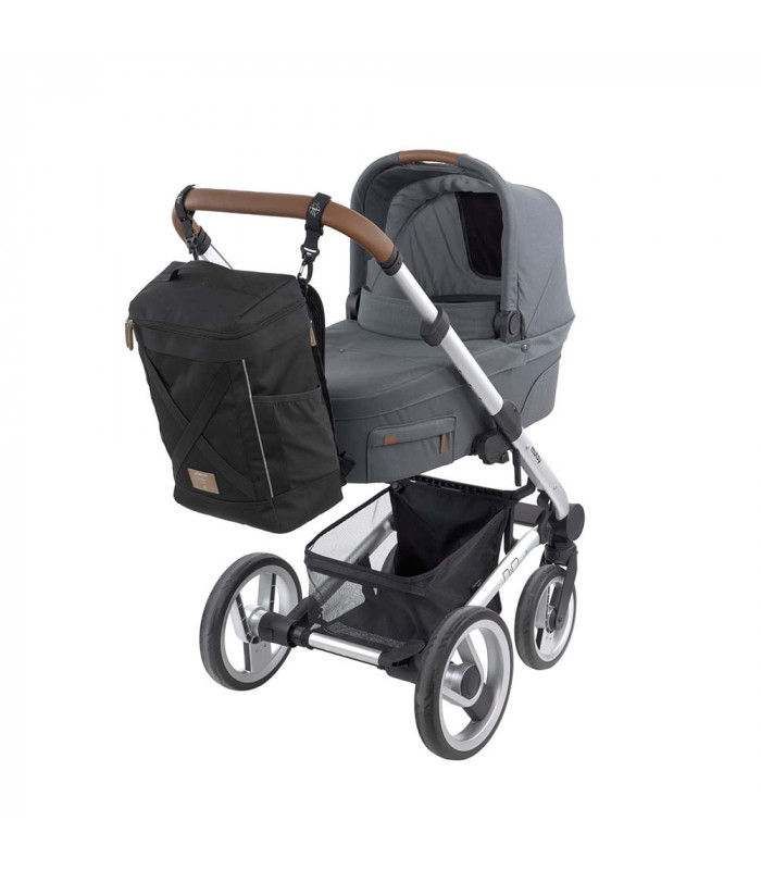 Mochila GRE Cross Lässig negra de tela, colgada del manillar marrón de un cochecito de bebé gris.