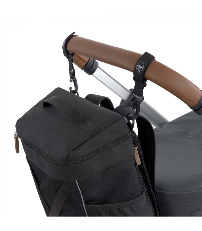 Mochila negra rectangular GRE Cross Lässig acoplada al manillar marrón de un carrito de bebé con correas resistentes.
