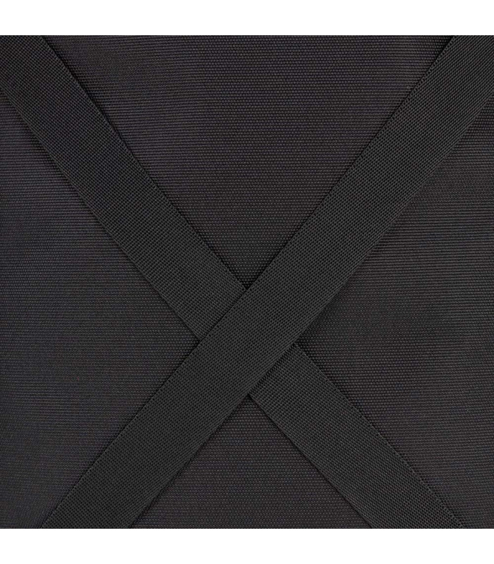 Mochila GRE Cross Lässig negra con correas de tela cruzadas en forma de X sobre un fondo de tejido con relieve.