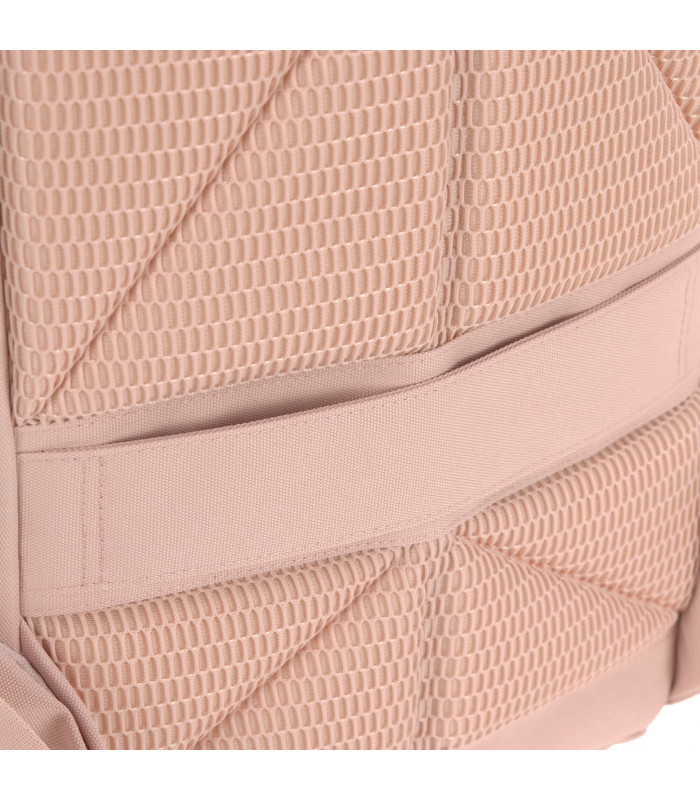 Respaldo acolchado de malla transpirable rosa palo con cinta de sujeción de la mochila Slender Lässig.