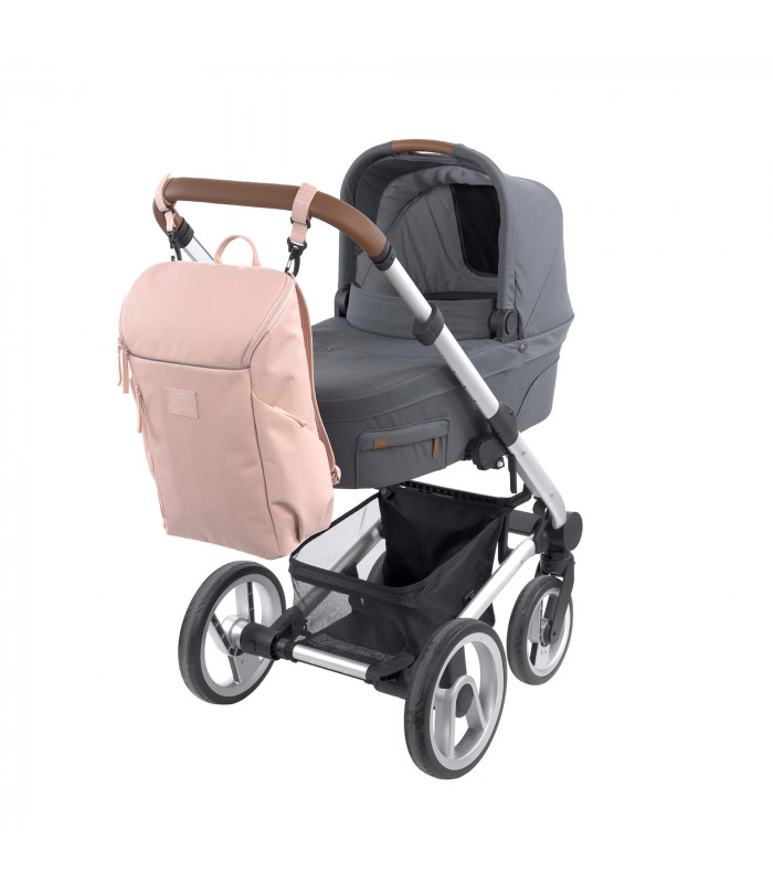 Mochila Slender Lässig rosa de diseño fino, colgada del manillar de un cochecito de bebé gris sobre fondo blanco.