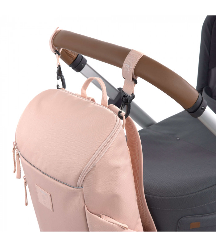 Mochila Slender Lässig rosa palo de diseño esbelto, colgada mediante ganchos negros del manillar de un carrito de bebé.