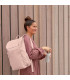 Mochila Slender Lässig rosa de diseño rectangular y minimalista, fabricada con materiales sostenibles de alta calidad.