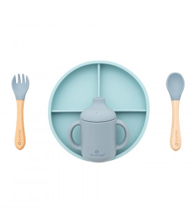 Vajilla Olmitos de silicona azul con plato dividido, vaso de dos asas y cubiertos ergonómicos con mango de madera clara.