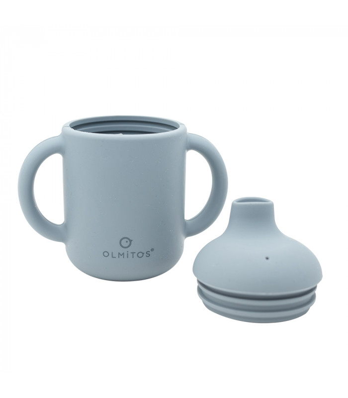 Vaso de aprendizaje Olmitos en silicona azul suave con dos asas laterales y tapa con boquilla redondeada.