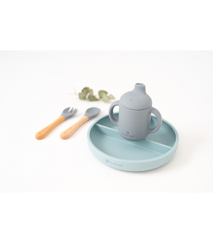 Vajilla Olmitos de silicona azul con 5 piezas: plato con divisiones, vaso con asas y cubiertos de madera ergonómicos.