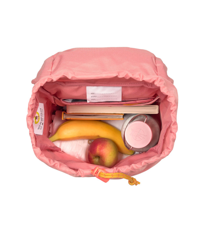 Interior de la mochila mini outdoor Lässig rosa con un plátano, una manzana y un libro en su compartimento.