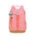 Mochila mini rosa con base marrón, cierre de hebilla central y estampado sutil. Incluye correas acolchadas para niños.