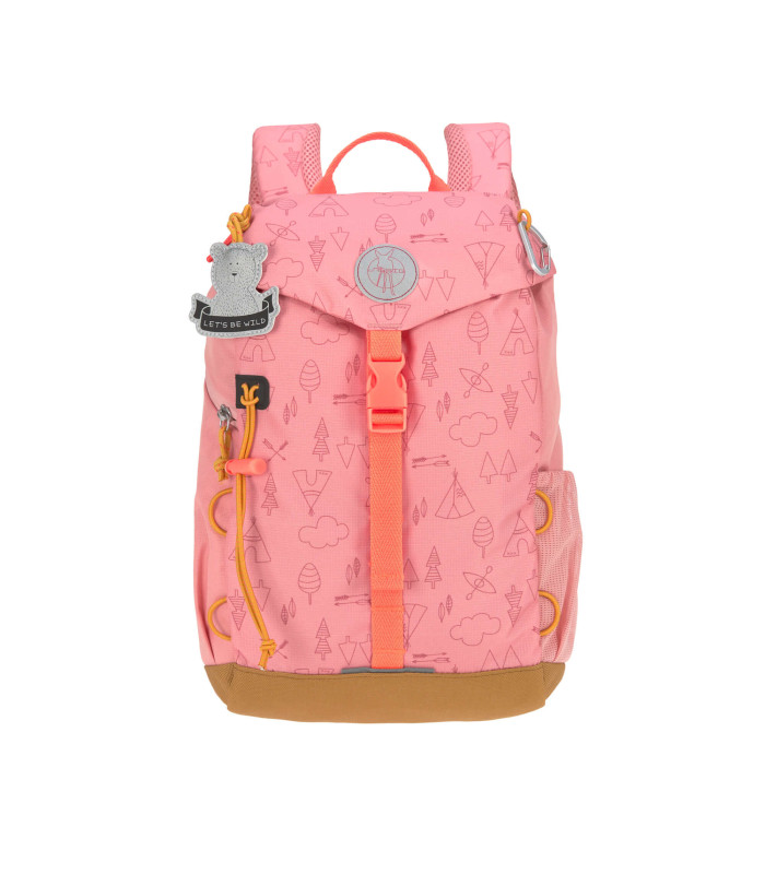 Mochila mini rosa con base marrón, cierre de hebilla central y estampado sutil. Incluye correas acolchadas para niños.