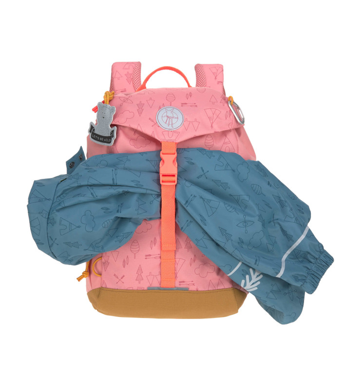 Mochila Mini Outdoor Lässig rosa con base marrón y una chaqueta azul sujeta por una correa naranja.