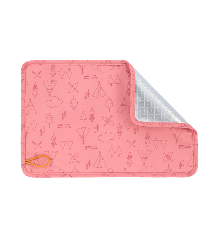 Alfombrilla rosa con discretos dibujos de hojas y reverso térmico plateado, ideal para sentarse al aire libre.