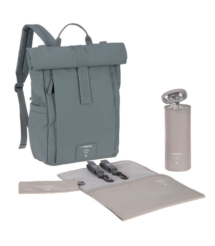 Mochila rolltop Lässig gris azulada con cierre enrollable, incluye cambiador plegable y portabiberón a juego.