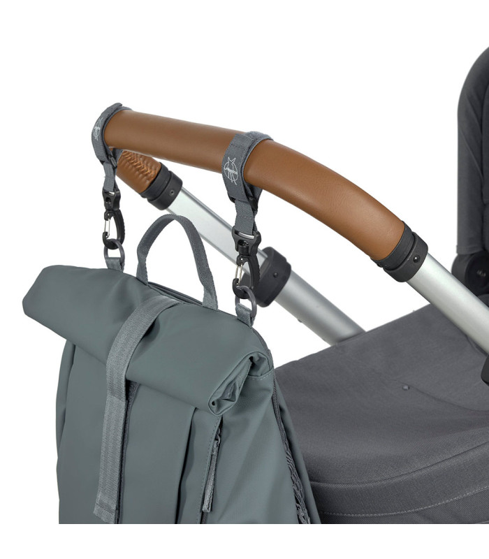 Mochila rolltop Lässig gris antracita de tela reciclada colgada del manillar de un carrito de bebé.