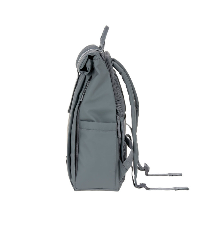 Mochila rolltop Lässig de color gris azulado vista de perfil, con correas acolchadas y cierre superior enrollable.