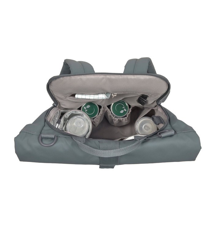 Mochila rolltop Lässig gris azulado abierta, mostrando su amplio interior con compartimentos y accesorios de bebé.