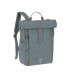 Mochila gris Lässig con cierre superior enrollable, correas ajustables y bolsillo lateral de tela resistente.