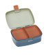 Fiambrera azul rectangular con tapa verde abierta y bandeja interior naranja extraíble de dos compartimentos.