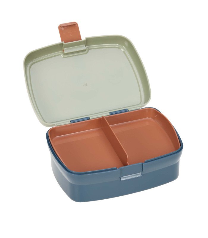 Fiambrera azul rectangular con tapa verde abierta y bandeja interior naranja extraíble de dos compartimentos.