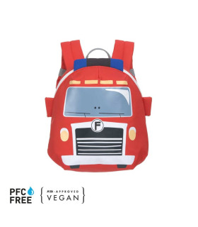 Mochila pequeña roja con forma de camión de bomberos, luces azules y detalles blancos. Es un producto vegano y sin PFC.