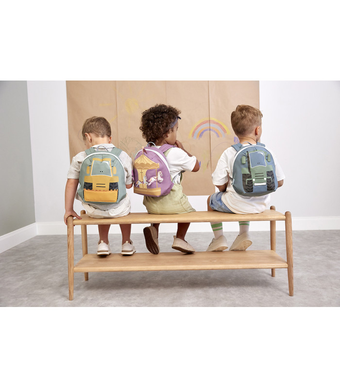 Tres niños con mochilas Tiny Drivers Lässig de tela con alegres formas de tractor, coche y camión en colores suaves.