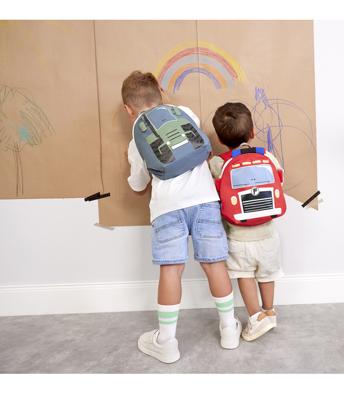 Mochilas pequeñas Tiny Drivers Lässig en color azul y rojo con divertidos diseños de tractor y camión de bomberos.