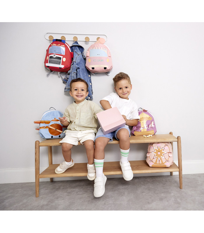 Mochilas Tiny Drivers de Lässig de tela con formas de coche y camión en colores rojo, rosa y azul pastel.