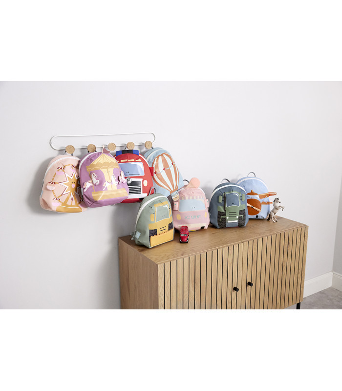 Mochilas pequeñas Tiny Drivers de Lässig con formas de vehículos y colores vivos sobre un mueble de madera.