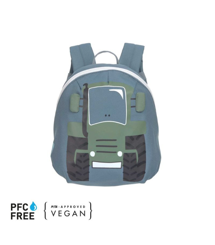 Mochila infantil azul con diseño frontal de tractor verde y ruedas negras. Tiene forma redondeada y compacta.