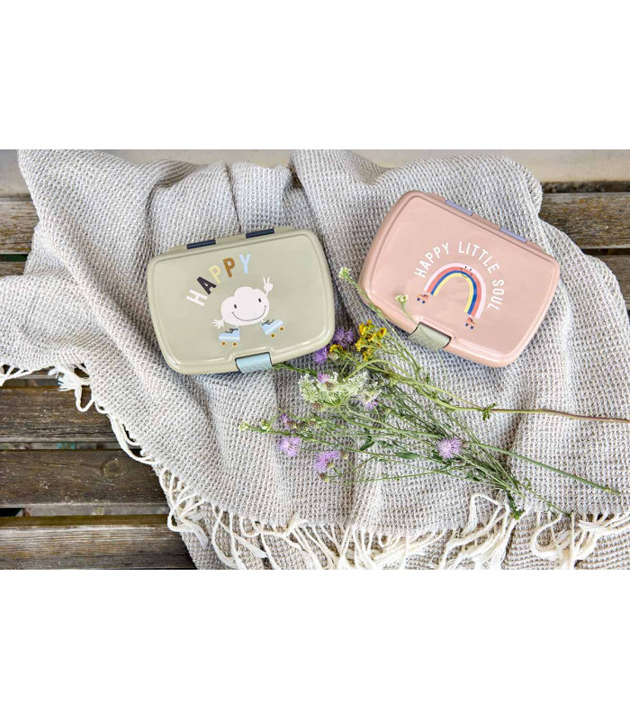 Dos fiambreras rectangulares Lässig en verde y rosa con dibujos de furgoneta y tipi sobre una manta de tela.