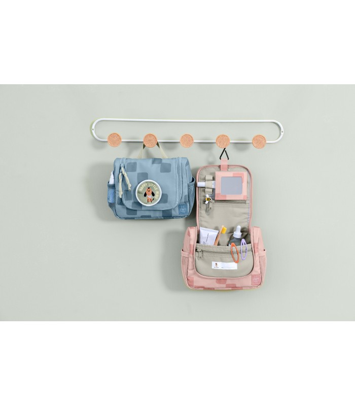 Dos mini neceseres Lässig de tela, uno azul cerrado y otro rosa abierto con bolsillos internos y espejo.