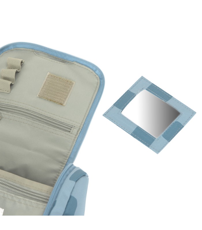 Neceser Lässig azul pastel de tela con bolsillos de malla, gomas elásticas y un pequeño espejo cuadrado extraíble.