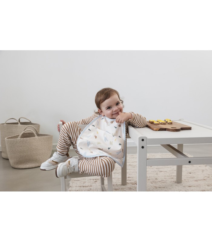 Medium bib with pocket Lässig | Alphabet GRS 46g adjustable
