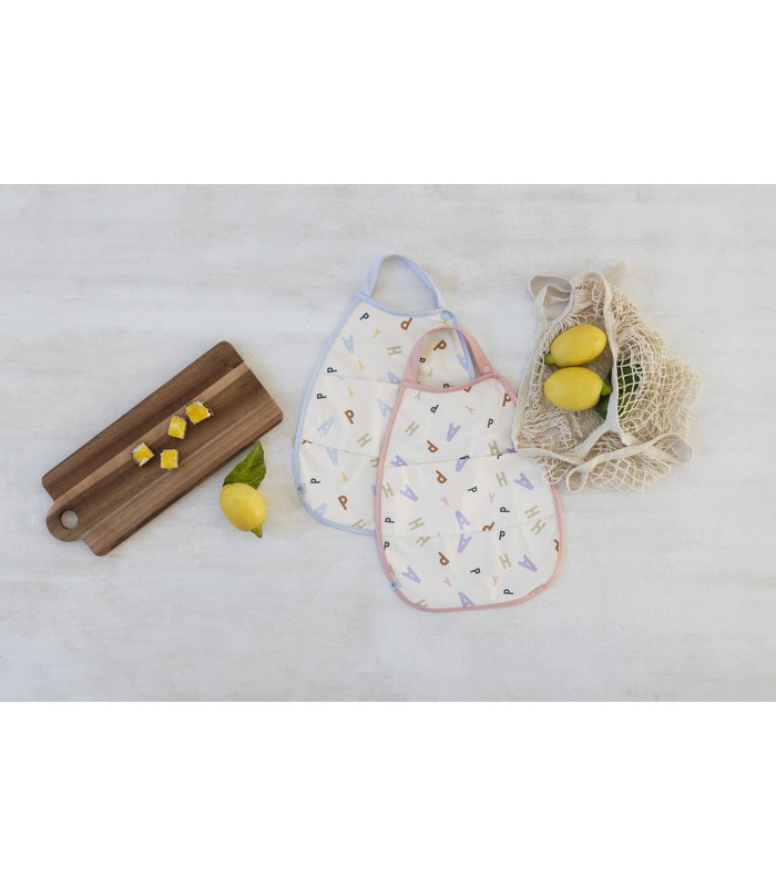 Babero mediano con bolsillo Lässig | Alfabeto GRS 46g ajustable