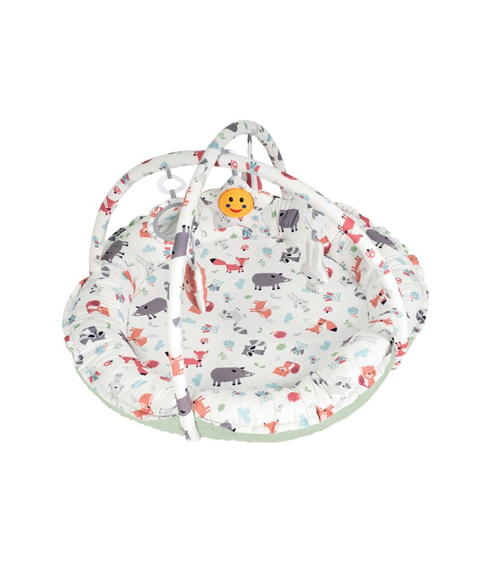 Alfombra de actividades redonda blanca con animales de colores, arcos acolchados cruzados y juguetes colgantes para bebés.