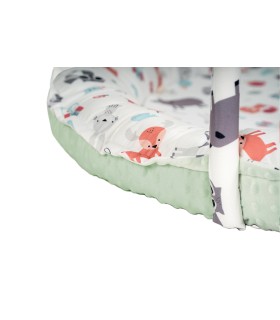 Alfombra de actividades Olmitos acolchada y redonda con dibujos de animales y reverso de suave tejido verde menta.