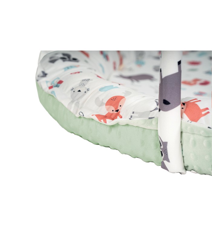 Alfombra de actividades Olmitos acolchada y redonda con dibujos de animales y reverso de suave tejido verde menta.