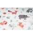 Alfombra reversible Olmitos con estampado de zorros, jabalíes y mapaches en colores suaves sobre fondo blanco.